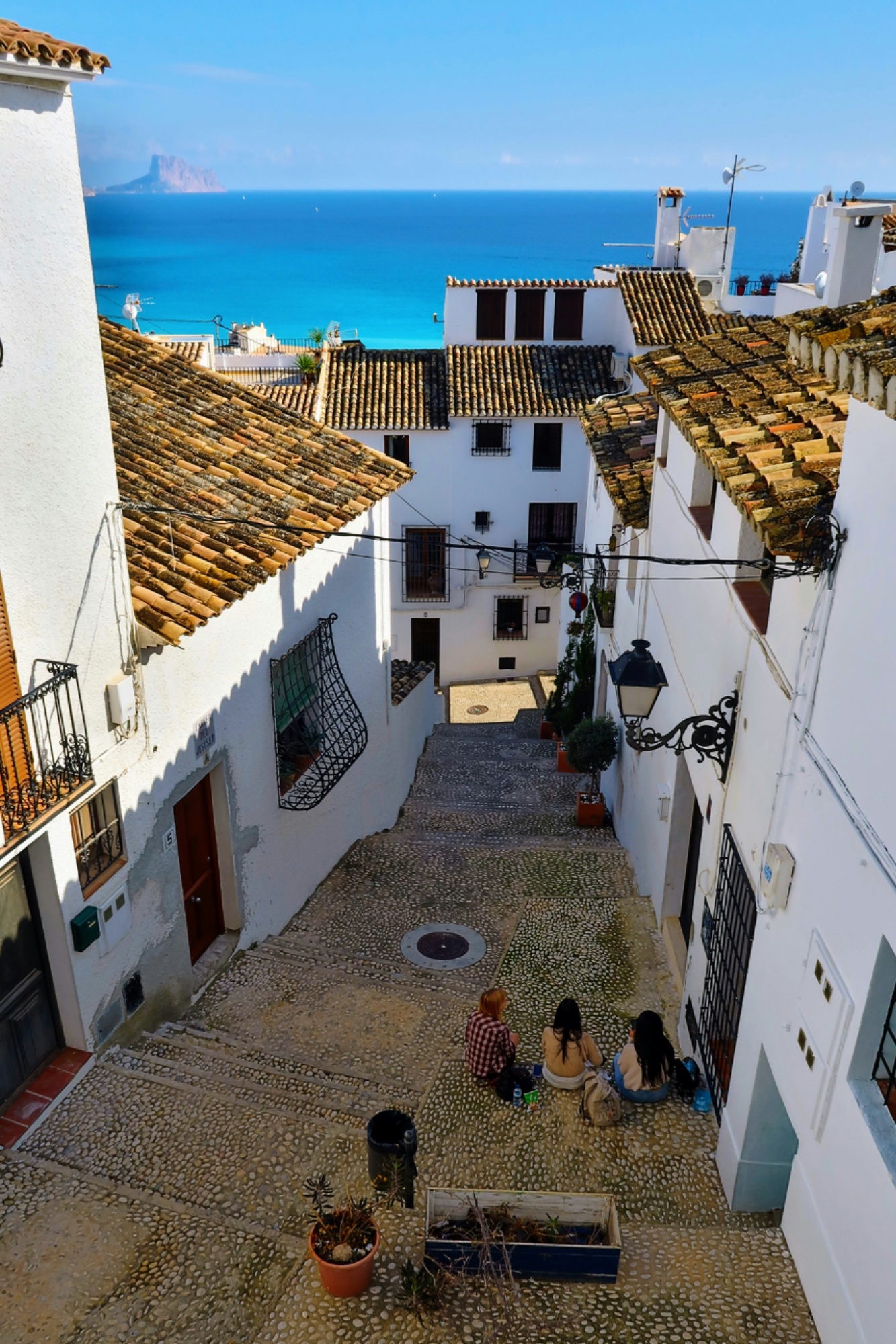 Wit steegje met zeezicht in het oude centrum van Altea, Costa Blanca